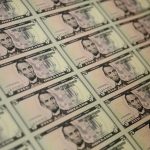 «Тройной удар» угрожает доллару: аналитики прогнозируют резкое падение из-за Японии, ФРС и пошлин