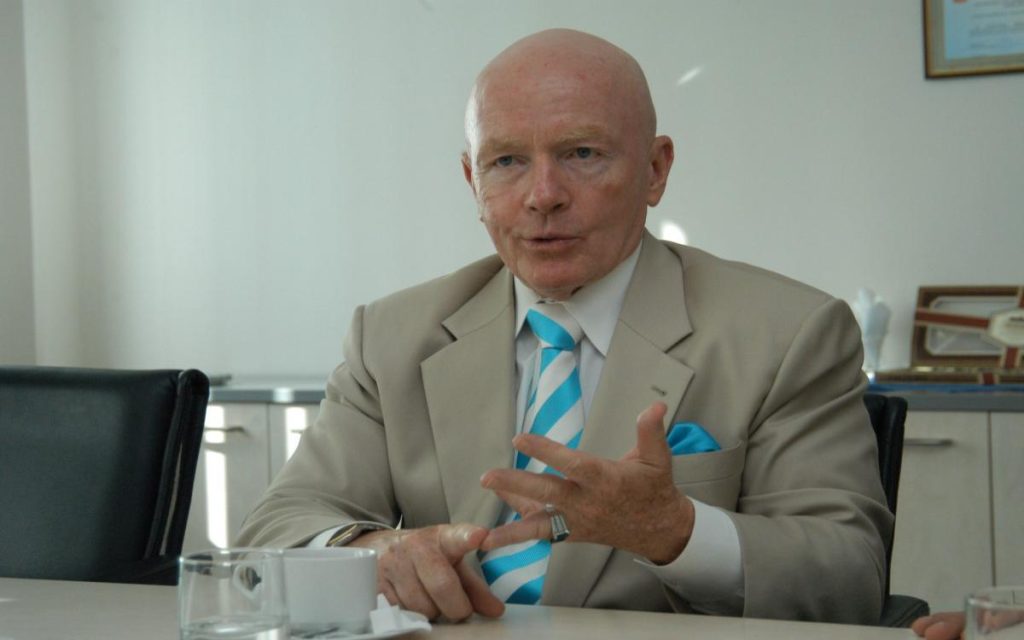 Прогноз Марка Мобиуса 2026: почему золото может упасть на 20% из-за доллара