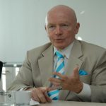 Прогноз Марка Мобиуса 2026: почему золото может упасть на 20% из-за доллара