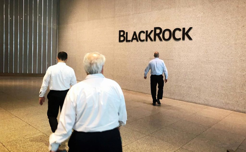 BlackRock установила исторический рекорд, достигнув $14 трлн активов под управлением. Узнайте детали финансового отчета за 2025 год и почему интервью Рика Ридера в Белом доме 15 января может изменить политику ФРС.