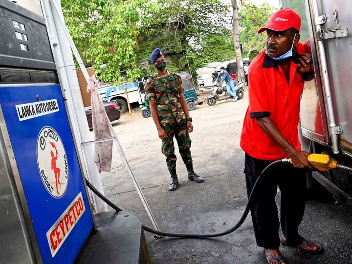 Топливный кризис: Шри-Ланка ввела график заправок по номерам