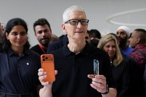 Тим Кук предупредил о подорожании Apple MacBook и iPhone из-за дефицита чипов