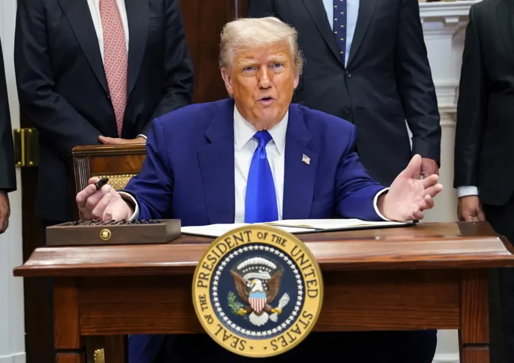 Скандал вокруг декларации Трампа 2025: скрытые 21 000 сделок