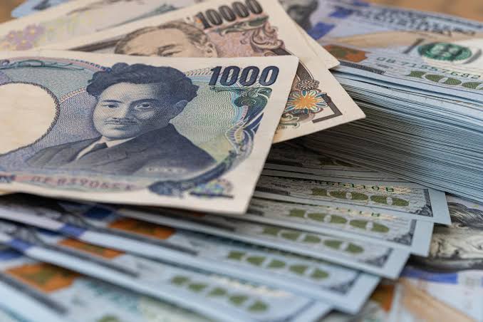 Историческая интервенция США и Японии: курс иены подскочил до 155,21 за доллар