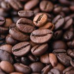 Дефицит премиальной арабики: взлет цен на кофе на 35% из-за дождей в Бразилии