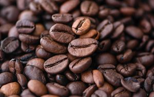 Дефицит премиальной арабики: взлет цен на кофе на 35% из-за дождей в Бразилии